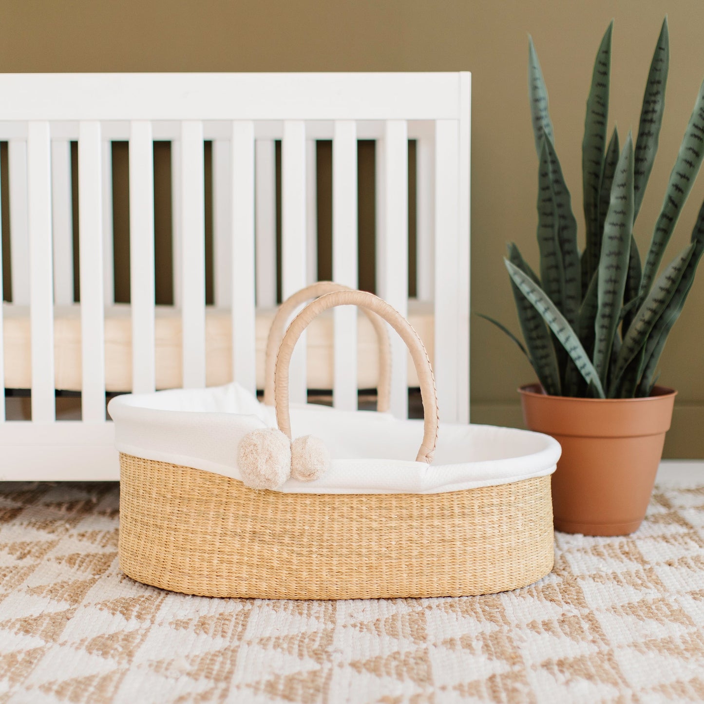 Cream Handle Moses Basket